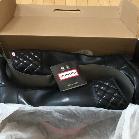 Preowned tall HUNTER rubber boots w quilted top - black - size 8 in box - Picture 7 of 9